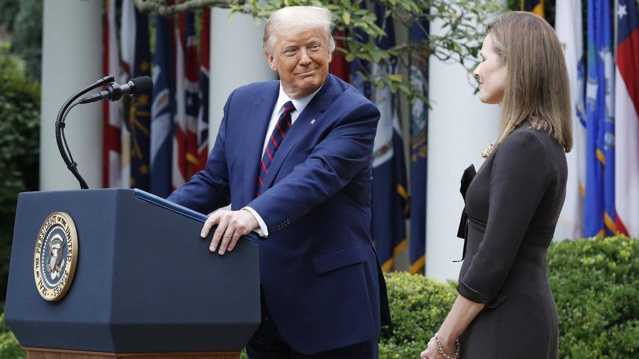 US-Präsident Donald Trump nominiert Amy Coney Barrett im Rosengarten des Weißen Hauses für den Supreme Court. Sie soll Nachfolgerin der kürzlich verstorbenen Richterin Ruth Bader Ginsburg werden. US-Präsident Donald Trump nominiert Amy Coney Barrett im Rosengarten des Weißen Hauses für den Supreme Court. Sie soll Nachfolgerin der kürzlich verstorbenen Richterin Ruth Bader Ginsburg werden.