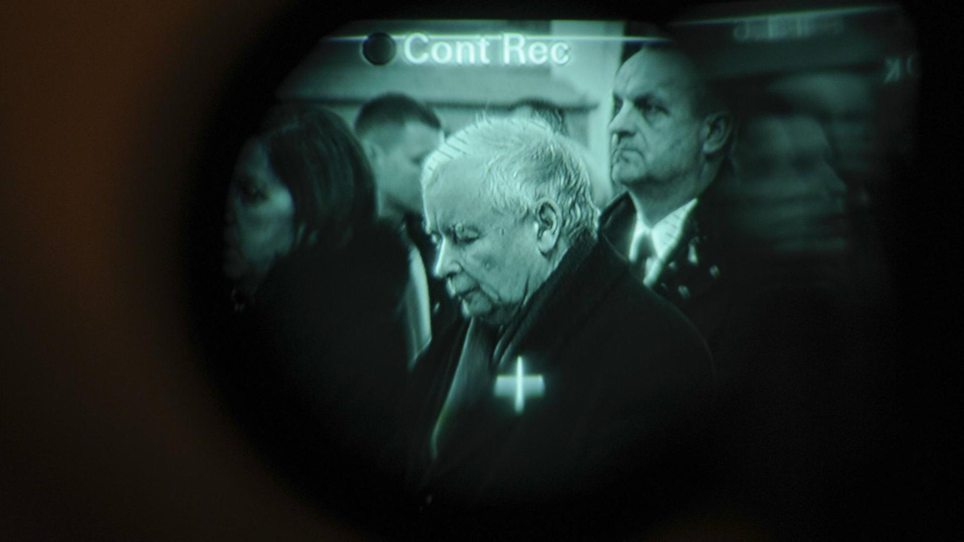 Jaroslaw Kaczynski im Visier einer TV-Kamera. Jaroslaw Kaczynski im Visier einer TV-Kamera.