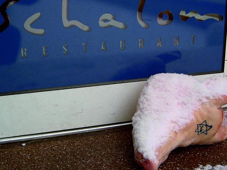 Unbekannte legten im Winter 2006/2007 einen Schweinekopf mit "Judenstern" vor dem Chemnitzer Restaurant Schalom ab