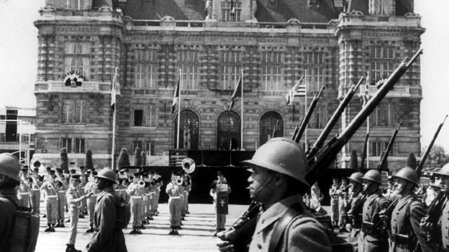Zur Erinnerung an die Unterzeichnung des Vertrags von Versailles am 28.06.1919 findet am 26.06.1989 vor dem Rathaus von Versailles, Frankreich, eine Truppenparade statt.