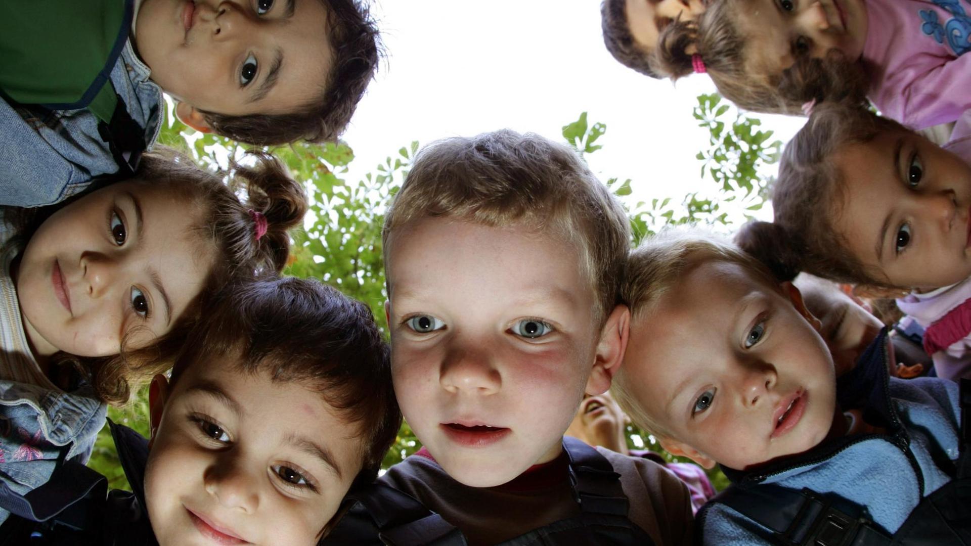Für ein Spiel versammeln sich diese Kinder in der Kindertagesstätte der Titusgemeinde in Hannover (2006). Für ein Spiel versammeln sich diese Kinder in der Kindertagesstätte der Titusgemeinde in Hannover (2006).
