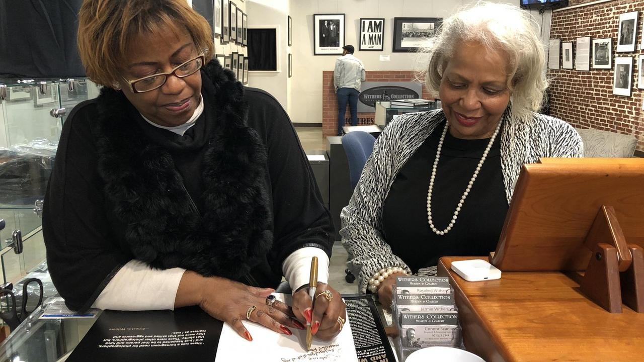 Rosalind Withers (l) und Frances Williams blättern in einem Fotoband ihres Vaters Ernest Withers. Rosalind Withers (l) und Frances Williams blättern in einem Fotoband ihres Vaters Ernest Withers.