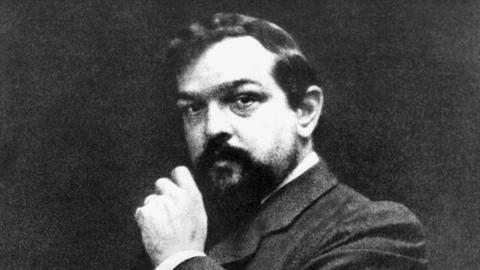 Zeitgenössische Aufnahme des französischen Komponisten Claude Debussy. Debussy wurde am 22. August 1862 in Saint-Germain-en-Laye geboren und starb am 25. März 1918 in Paris.