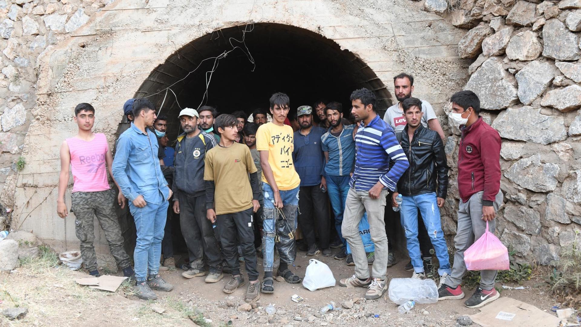 Afghanische Flüchtlinge beim illegalen Übergang in die Türkei Afghanische Flüchtlinge beim illegalen Übergang in die Türkei