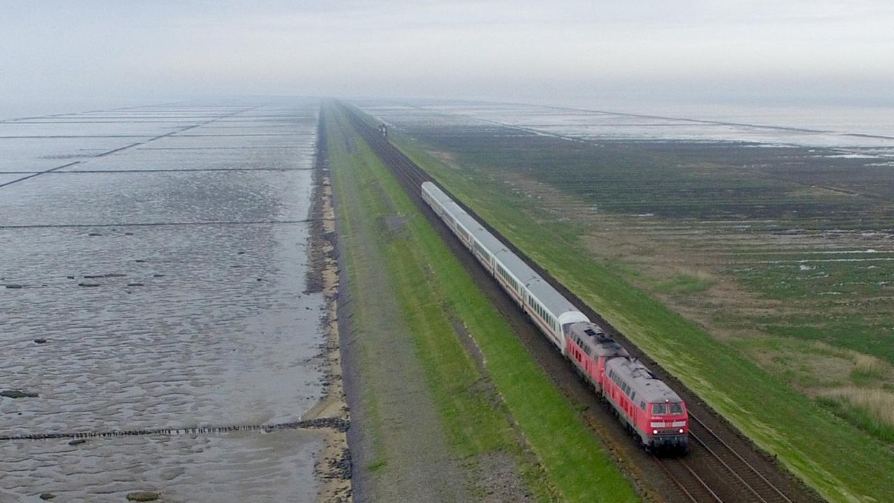 Ein Zug der Deutschen Bahn (DB) fährt am 17.05.2017 über den Hindenburgdamm zwischen Sylt und Niebüll (Schleswig-Holstein).
