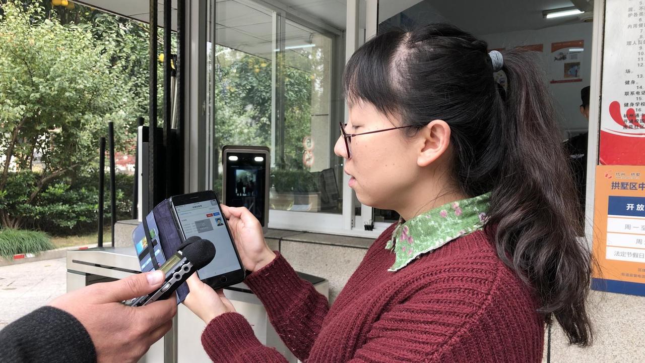 Lehrerin Zhu Zhiyao von einer Schule in Hangzhou sieht auf dem Smartphone, wer zu spät kommt. Lehrerin Zhu Zhiyao von einer Schule in Hangzhou sieht auf dem Smartphone, wer zu spät kommt.