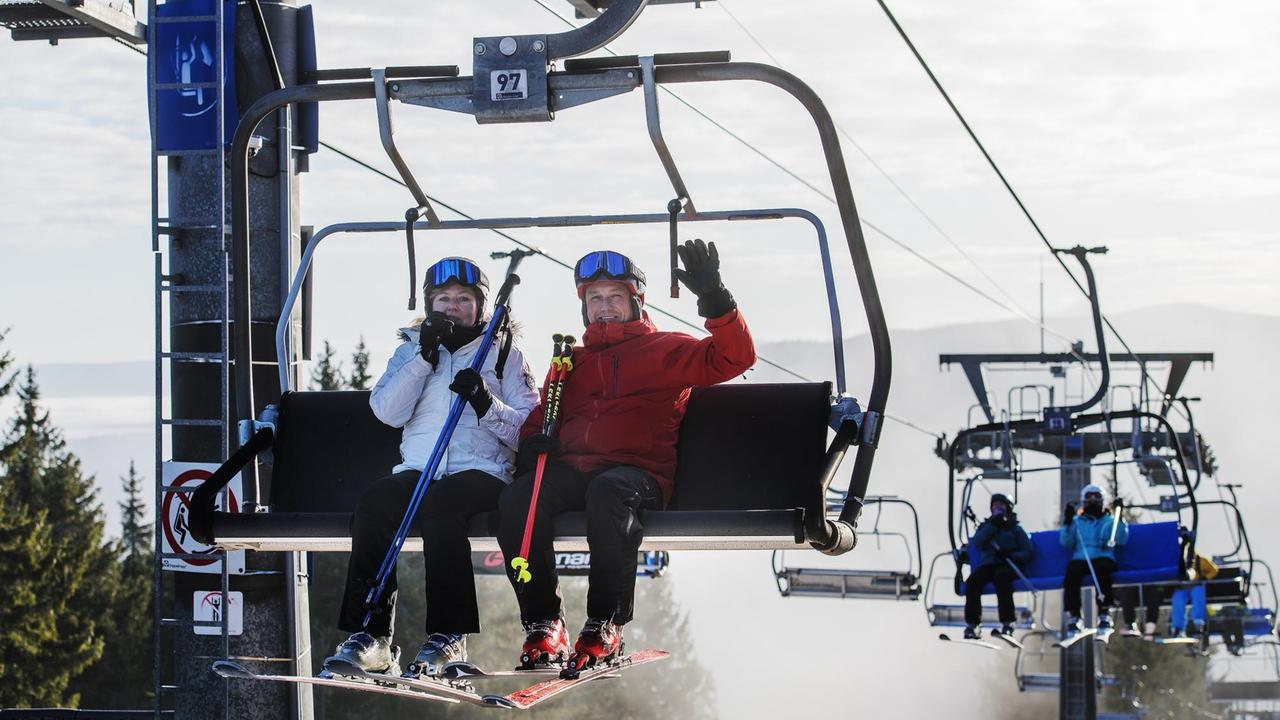 Skifahrer benutzen einen Sessellift Skifahrer benutzen einen Sessellift