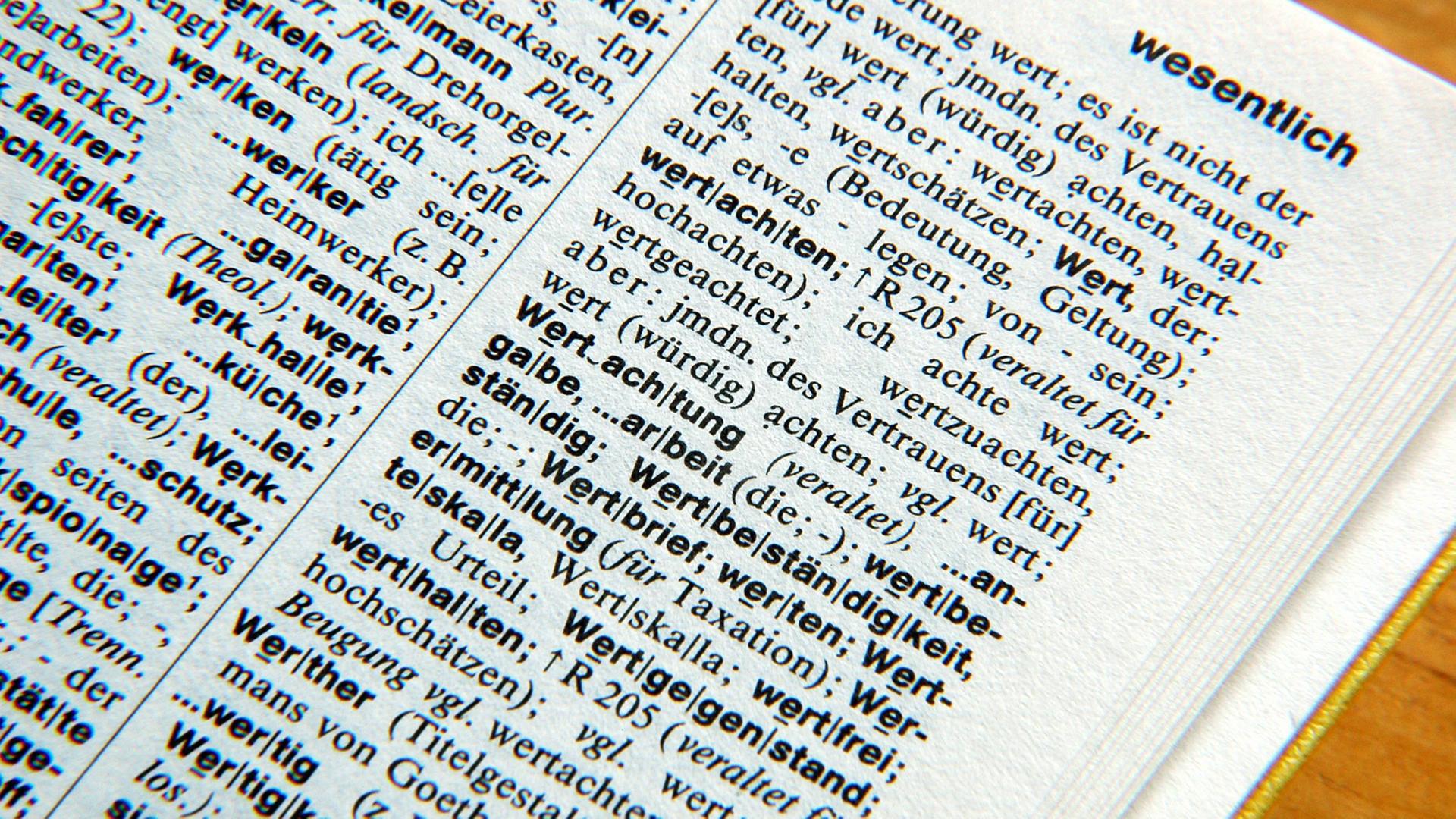 Auf einer aufgeschlagenen Seite des Duden von 2006 sind verschiedene Worte mit dem Anfangsbuchstaben "w" zu sehen. Auf einer aufgeschlagenen Seite des Duden von 2006 sind verschiedene Worte mit dem Anfangsbuchstaben "w" zu sehen.