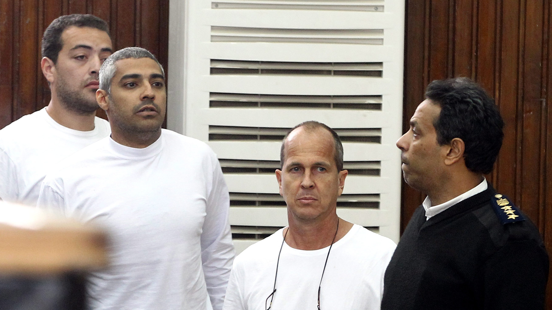 Der australische Journalist Peter Greste (2.v.r.) und seine inhaftierten Kollegen während der Verhandlung.