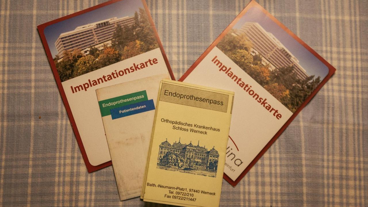 Vier Prothesenpässe auf einem Tisch. Vier Prothesenpässe auf einem Tisch.