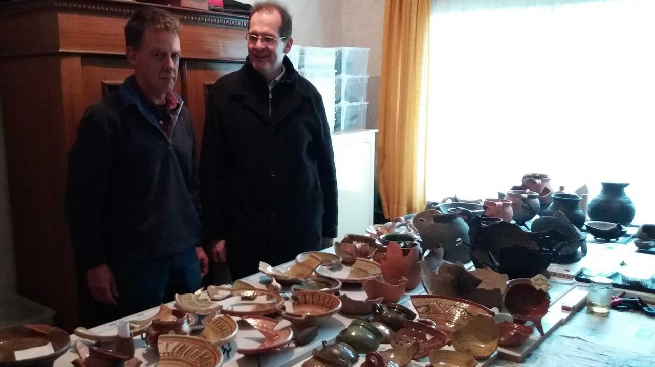 Stefan Krabath und Fritz Schröder mit Fundstücken Stefan Krabath und Fritz Schröder mit Fundstücken