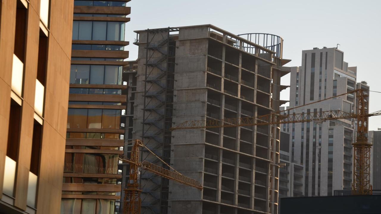 Immer mehr Gebäude aus Beton und Glas schießen in Beirut die Höhe. Hier ein fertiges Hochhaus neben einem Rohbau. Immer mehr Gebäude aus Beton und Glas schießen in Beirut die Höhe. Hier ein fertiges Hochhaus neben einem Rohbau.
