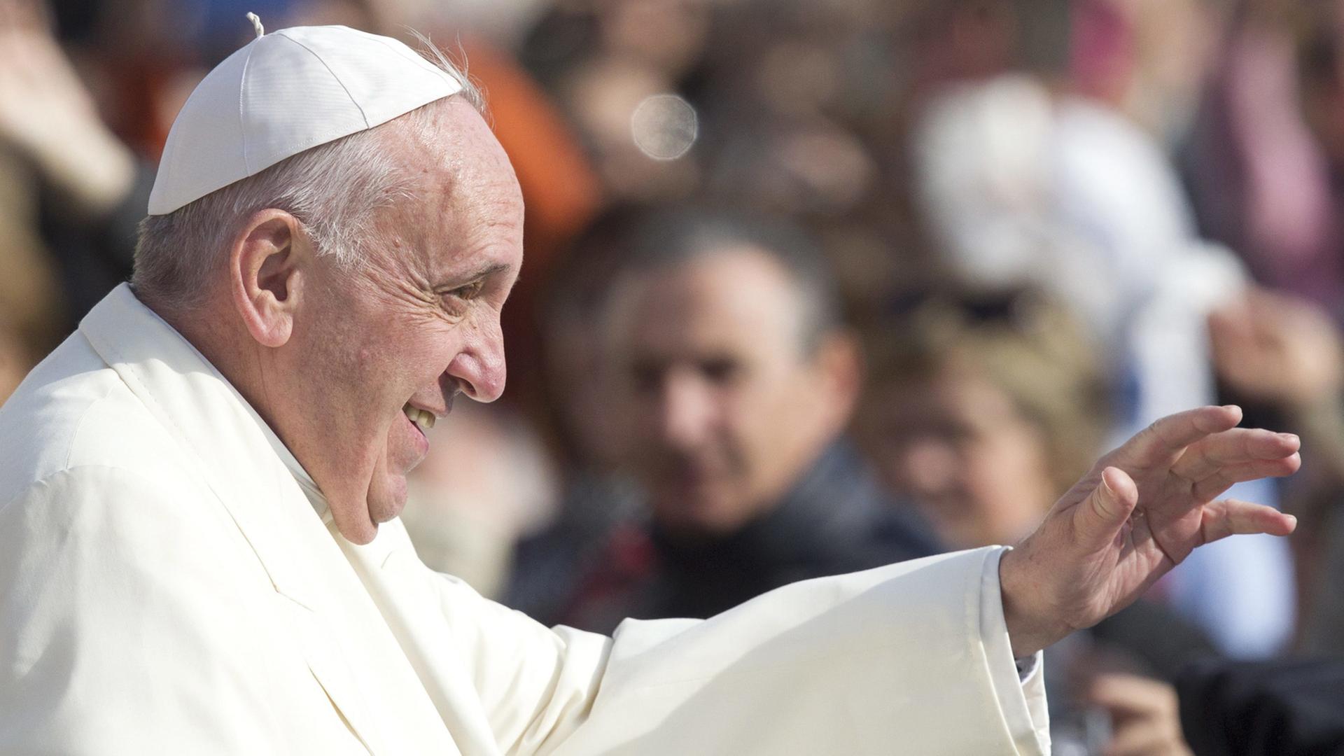 Papst Franziskus während einer Generalaudienz im Vatikan Papst Franziskus während einer Generalaudienz im Vatikan