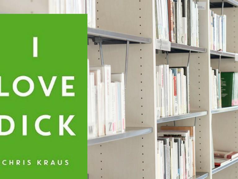 "I love Dick" von Chris Kraus und Bücherregal