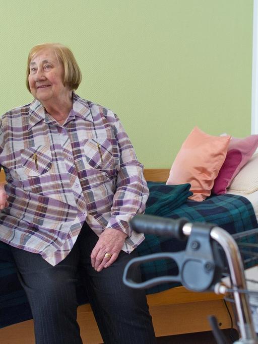 Im AWO-Seniorenheim im brandenburgischen Wildau (Landkreis Dahme-Spreewald) betreut die 19-jährige Pauline Paetel die 86-jährige Marga Menzer, aufgenommen am 08.02.2012. Pauline Paetel leistet in dem Seniorenheim ihren Bundesfreiwilligendienst (BFD).
