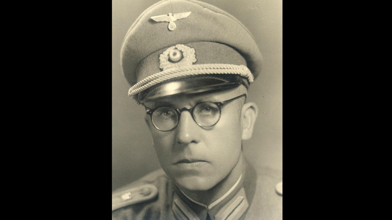 Schwarzweißfoto eines Mannes in Uniform. Schwarzweißfoto eines Mannes in Uniform.