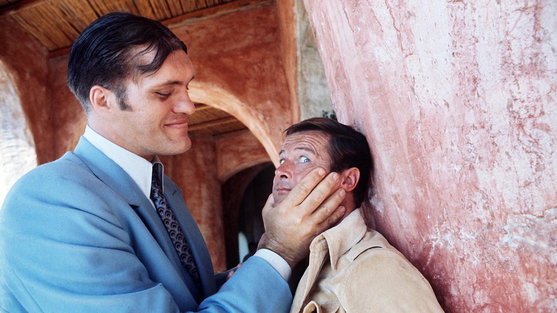 Alles im Griff: Richard Kiel (l) als Beißer und Roger Moore als James Bond, in einer Szene des Films "Der Spion, der mich liebte"