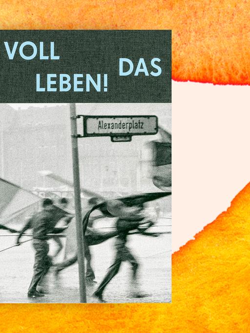 Das Bild zeigt eine verschwommene Schwarzweißaufnahme von jungen, Fahnen schwenkenden Menschen in einer dynamischen Straßensituation.