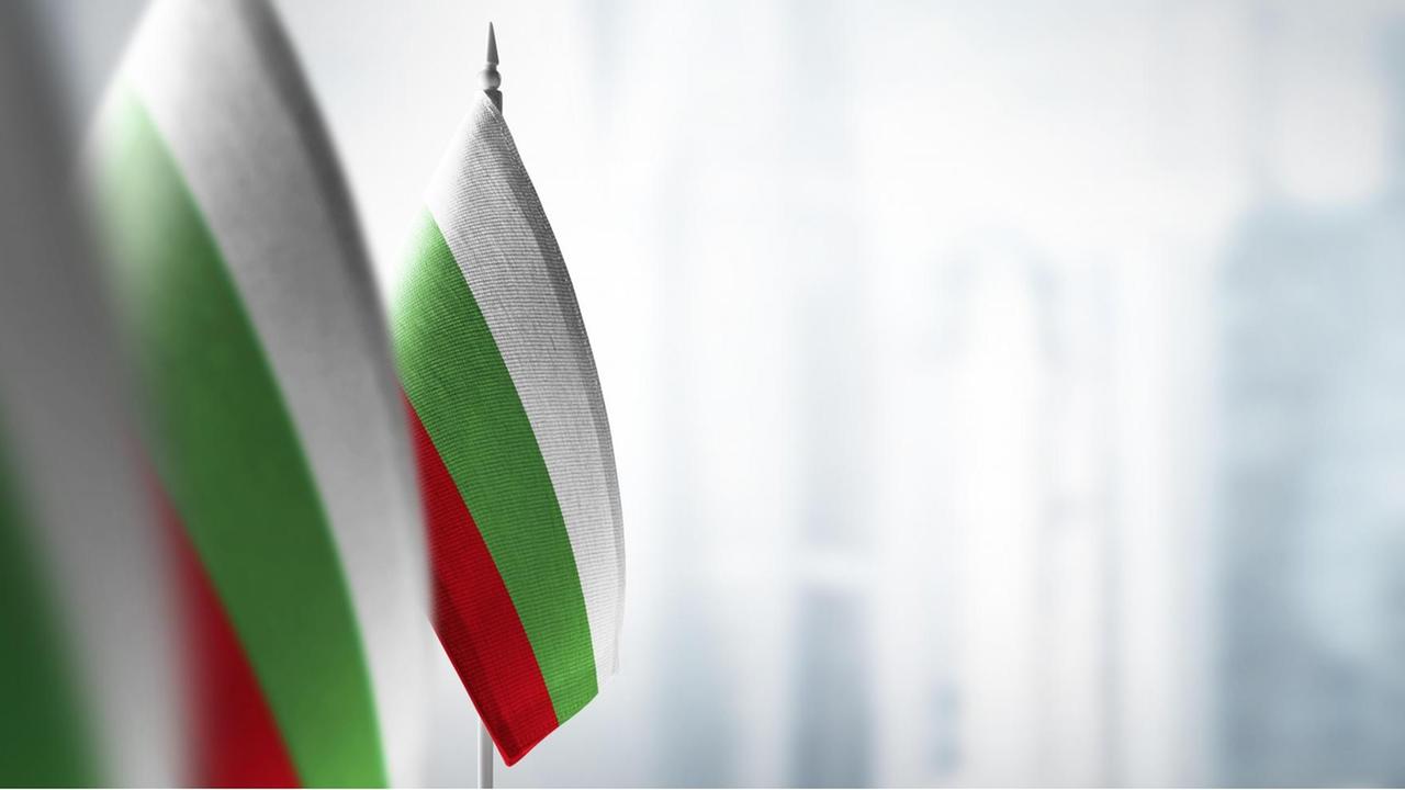 Drei hintereinander gereihte bulgarische Flaggen. Drei hintereinander gereihte bulgarische Flaggen.