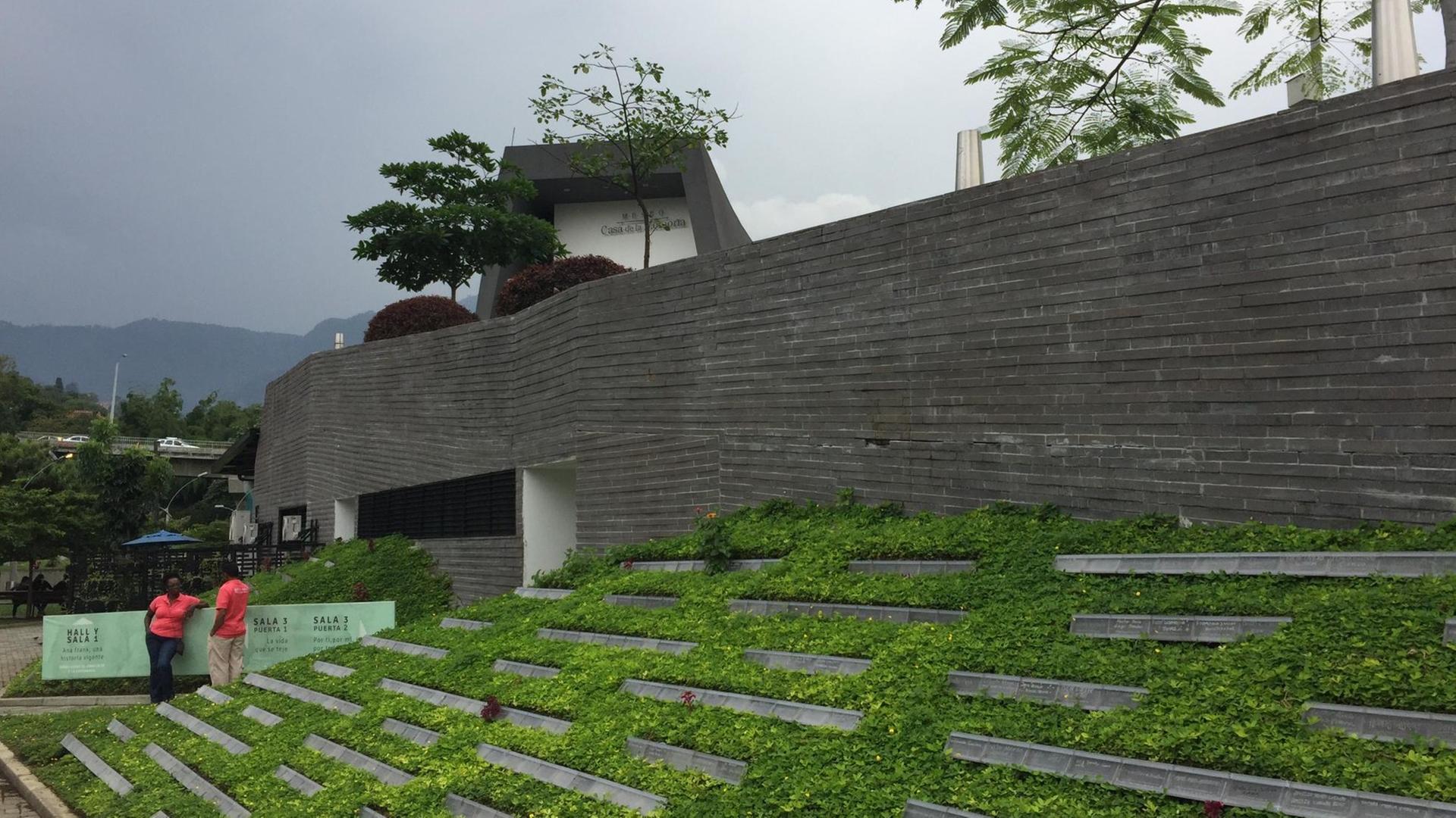 Außenansicht des Museo de la Memoria in Medellín / Kolumbien. Außenansicht des Museo de la Memoria in Medellín / Kolumbien.