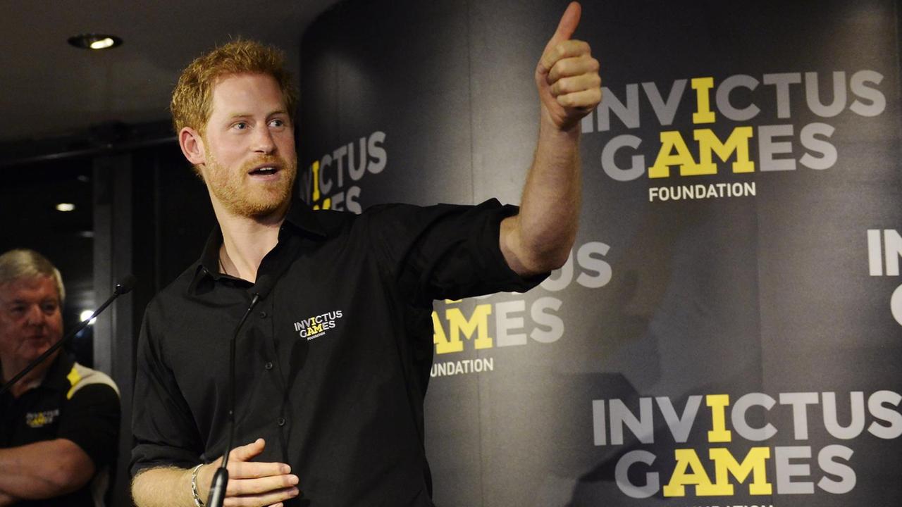 Prince Harry hebt den Daumen hoch bei einer Veranstaltung während der Invictus Games 2017 in Toronto. Prince Harry hebt den Daumen hoch bei einer Veranstaltung während der Invictus Games 2017 in Toronto.