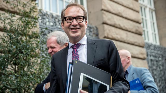 Verkehrsminister Alexander Dobrindt, CSU, kommt am 26. September 2017 in Berlin zur Sitzung der neuen Landesgruppe der CSU im Bundestag.