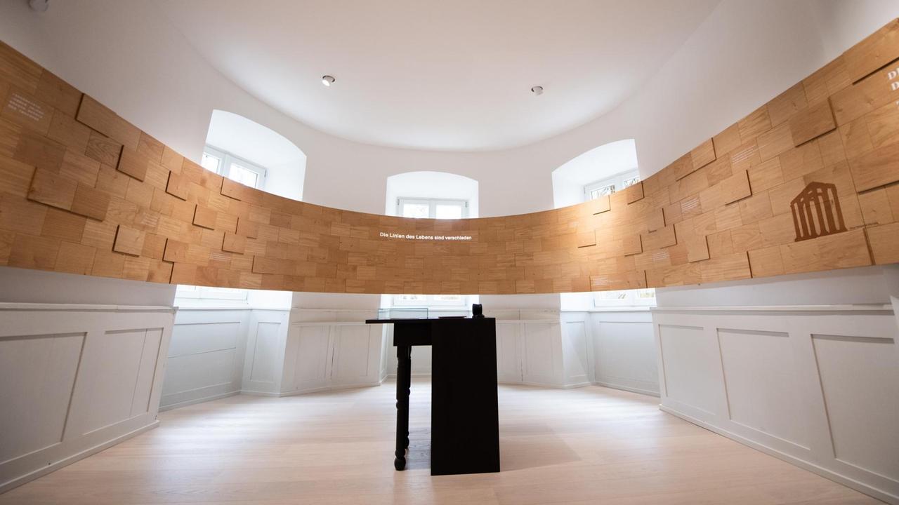In einem Raum der Dauerausstellung im Hölderlinturm wird der Satz "Die Linien des Lebens sind verschieden" auf eine runde Holzwand projiziert. Hölderlin lebte von 1807 bis 1843 in dem Turm in Tübingen, der seit 2017 saniert wurde. In einem Raum der Dauerausstellung im Hölderlinturm wird der Satz "Die Linien des Lebens sind verschieden" auf eine runde Holzwand projiziert. Hölderlin lebte von 1807 bis 1843 in dem Turm in Tübingen, der seit 2017 saniert wurde.