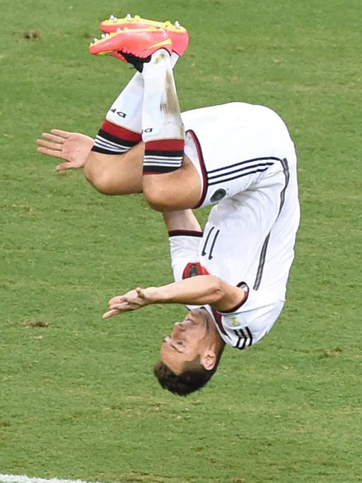 Gerade zwei Minuten im Spiel, da gabs schon Grund für den Torjubel-Salto: Miroslav Klose. 