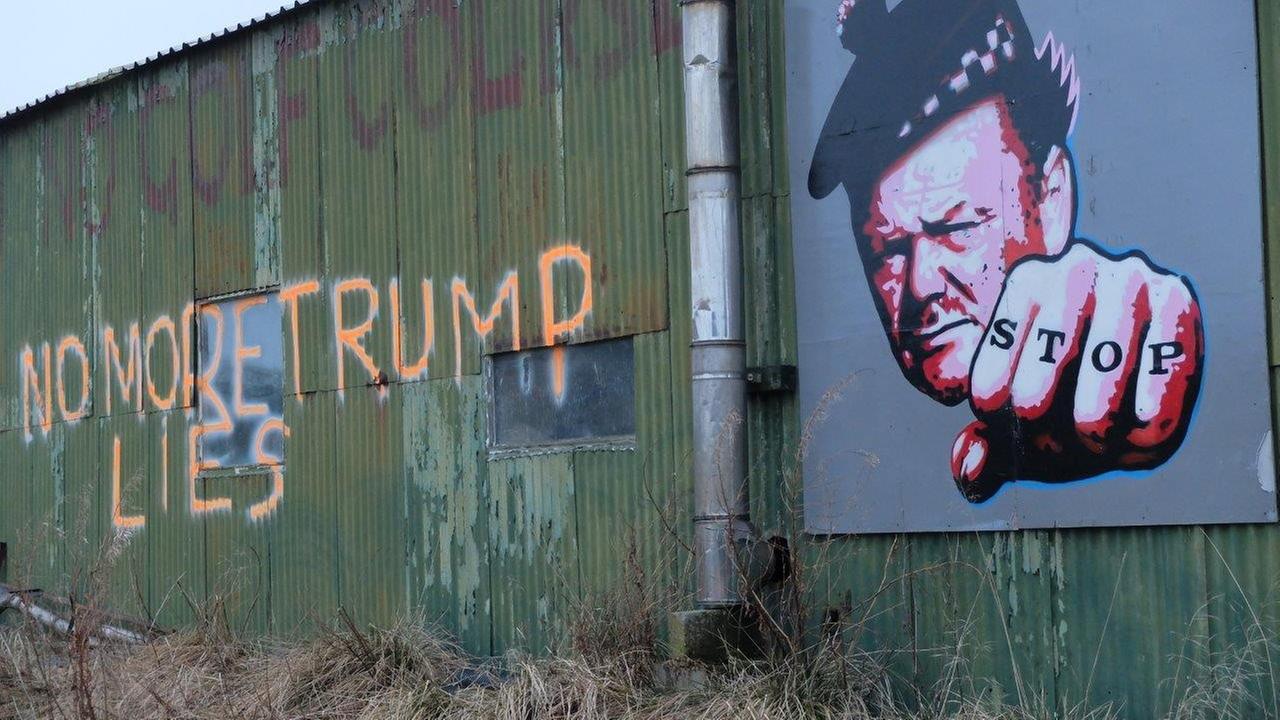 Die Wellblechhalle eines Nachbarn von Donald Trumps Golfresort in Schottland. Die Wellblechhalle eines Nachbarn von Donald Trumps Golfresort in Schottland.
