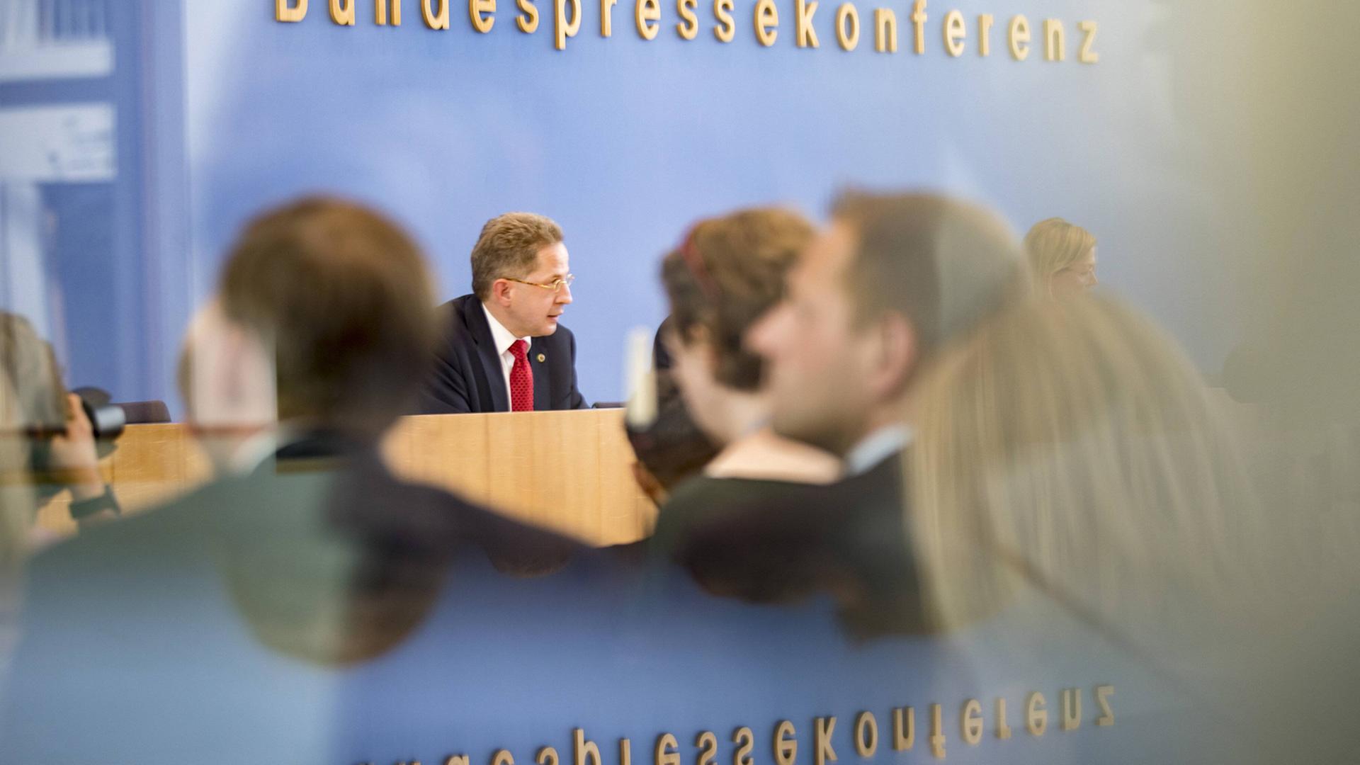 Hans-Georg Maassen, Praesident des Bundesamtes fuer Verfassungsschutz (BfV) den Verfassungsschutzbericht 2017 in der Bundespressekonferenz vor. Hans-Georg Maassen, Praesident des Bundesamtes fuer Verfassungsschutz (BfV) den Verfassungsschutzbericht 2017 in der Bundespressekonferenz vor.