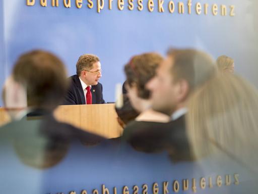 Hans-Georg Maassen, Praesident des Bundesamtes fuer Verfassungsschutz (BfV) den Verfassungsschutzbericht 2017 in der Bundespressekonferenz vor.