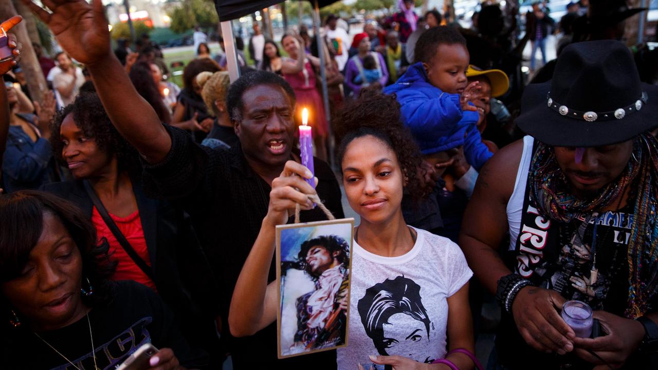 Trauer um den verstorbenen Musiker Prince in Los Angeles