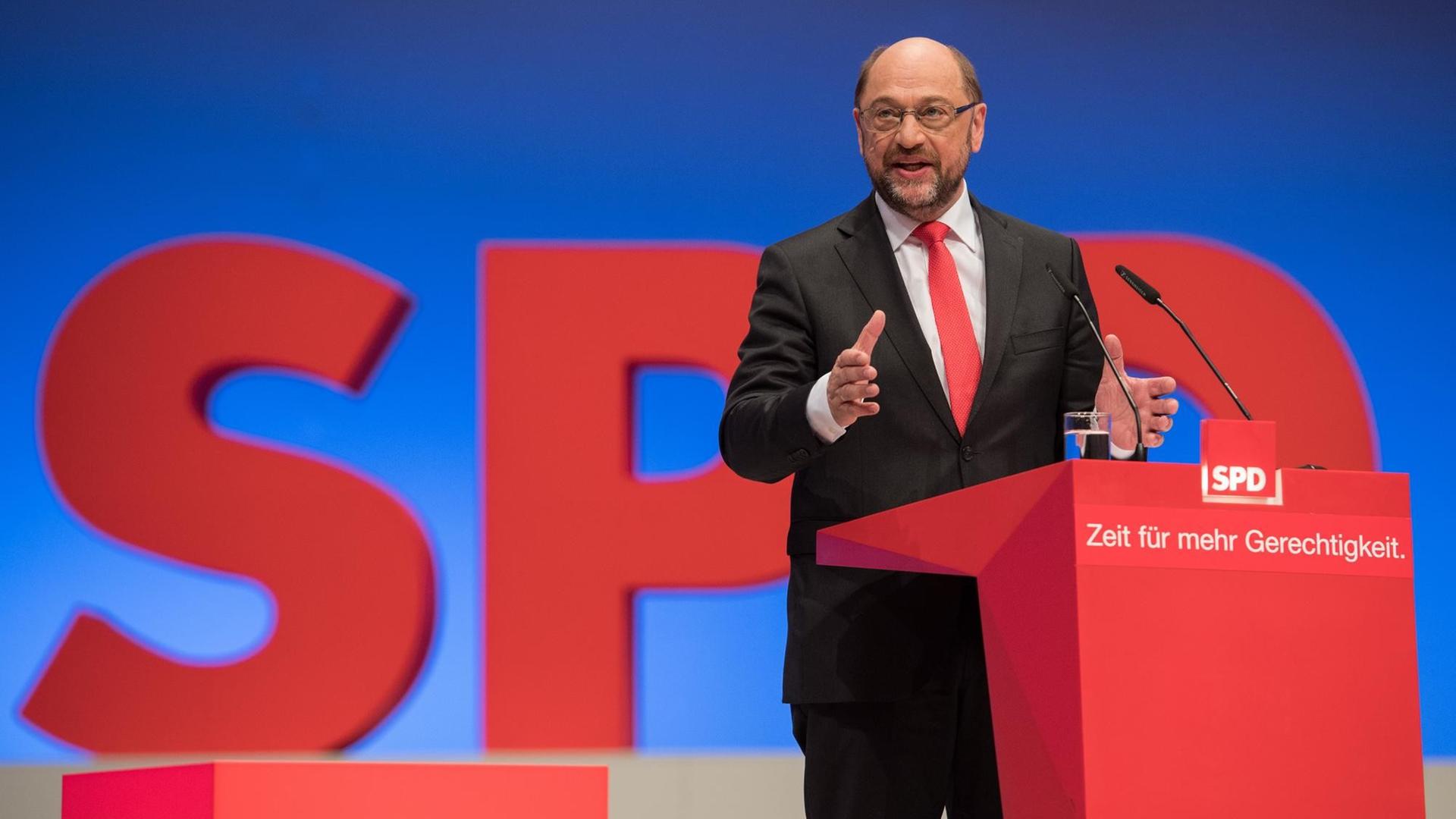 Der SPD-Kanzlerkandidat und Parteivorsitzende, Martin Schulz, spricht am 25.06.2017 in Dortmund beim SPD-Sonderparteitag vor den Delegierten.