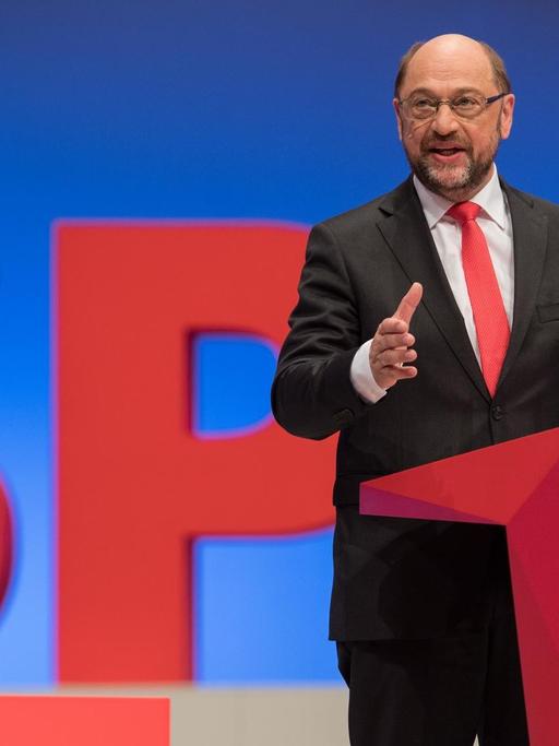 Der SPD-Kanzlerkandidat und Parteivorsitzende, Martin Schulz, spricht am 25.06.2017 in Dortmund beim SPD-Sonderparteitag vor den Delegierten.