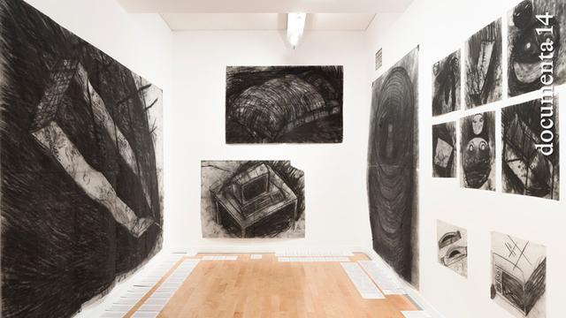 Zwölf Kohlezeichnungen der schweizerischen Künstlerin Miriam Cahn hängen an den Wänden des Benaki Museums in Athen.