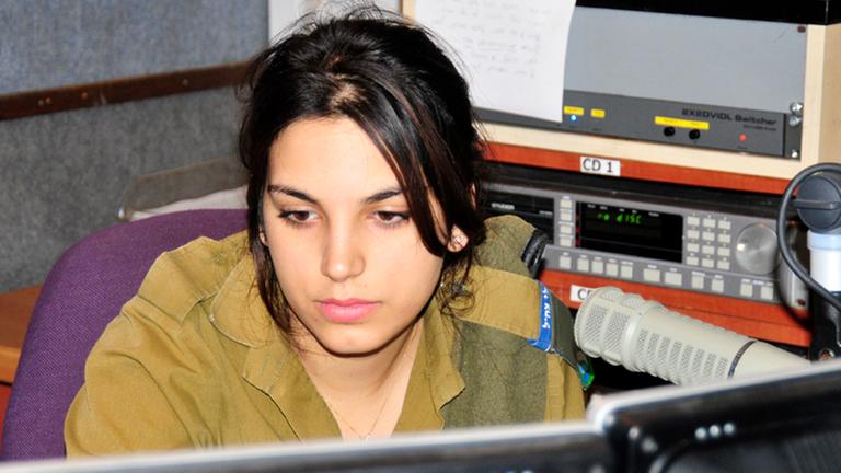 Die israelische Journalistin Naomi Rabia berichtet für den Militärsender Galei Zahal Die israelische Journalistin Naomi Rabia berichtet für den Militärsender Galei Zahal