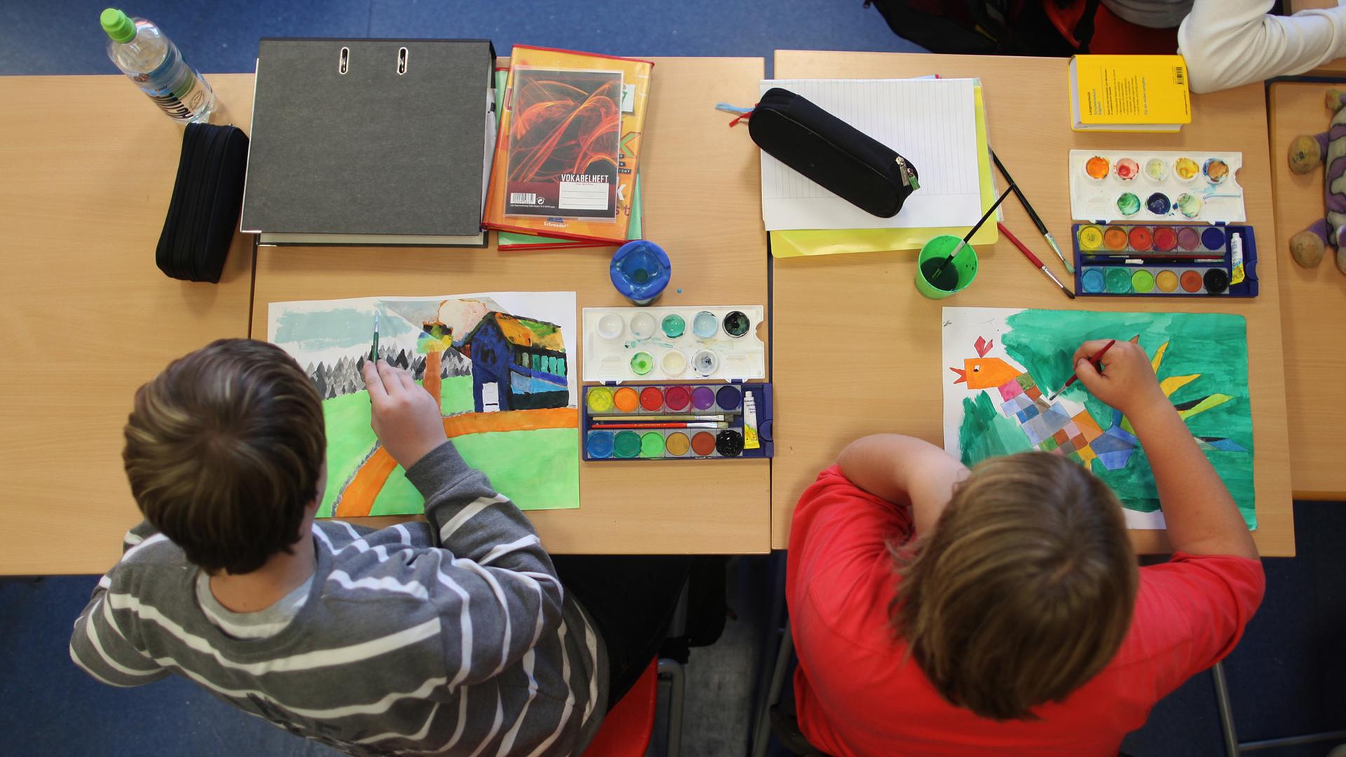 Schüler malen an einer Hauptschule in Arnsberg (Sauerland). Schüler malen an einer Hauptschule in Arnsberg (Sauerland).