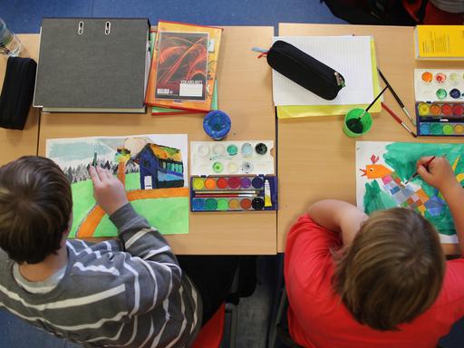 Schüler malen an einer Hauptschule in Arnsberg (Sauerland).