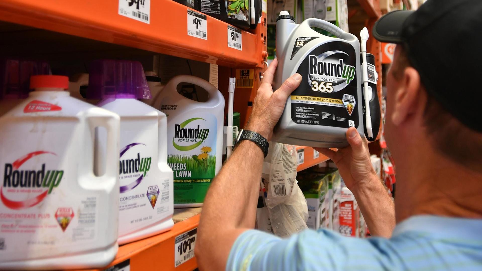 Ein Kunde greift in einem Laden in San Rafael, Kalifornien, zu einem Behälter mit dem glyphosathaltigen Mittel Round up, das von Monsanto hergestellt wird. Ein Kunde greift in einem Laden in San Rafael, Kalifornien, zu einem Behälter mit dem glyphosathaltigen Mittel Round up, das von Monsanto hergestellt wird.