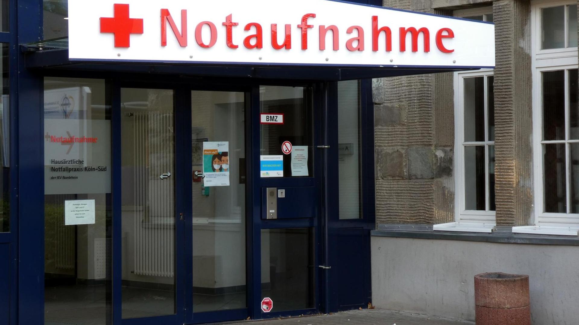 Notaufnahme-Schild mit roten Kreuz an einem Krankhaus Notaufnahme-Schild mit roten Kreuz an einem Krankhaus