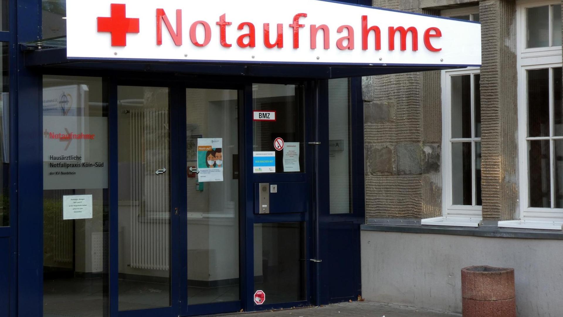 Notaufnahme-Schild mit roten Kreuz an einem Krankhaus