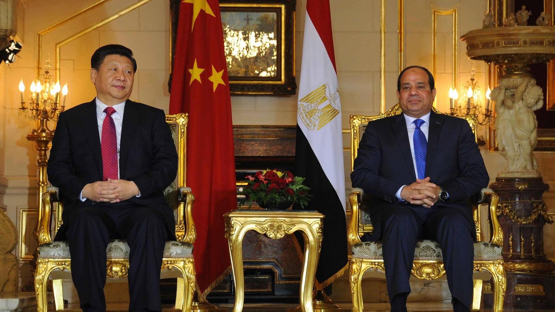 Ägyptens Präsident Abdel Fattah al-Sisi (r) und der chinesische Staatschef Xi Jinping bei einem Treffen im Januar 2016, bei dem umfangreiche wirtschaftliche Zusammenarbeit vereinbart wurde Ägyptens Präsident Abdel Fattah al-Sisi (r) und der chinesische Staatschef Xi Jinping bei einem Treffen im Januar 2016, bei dem umfangreiche wirtschaftliche Zusammenarbeit vereinbart wurde