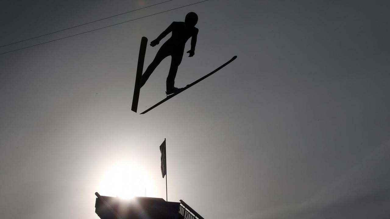Ein Skispringer fliegt im November 2017 in der Arena in Oberstdorf bei einem Trainingssprung vom Schanzentisch. Ein Skispringer fliegt im November 2017 in der Arena in Oberstdorf bei einem Trainingssprung vom Schanzentisch.