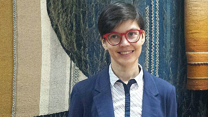 Anastasia Danilova, LGBT-Aktivistin in Chişinău. Eine junge Frau mit roter Brille und kurzen Haaren steht in einem Raum. Anastasia Danilova, LGBT-Aktivistin in Chişinău. Eine junge Frau mit roter Brille und kurzen Haaren steht in einem Raum.