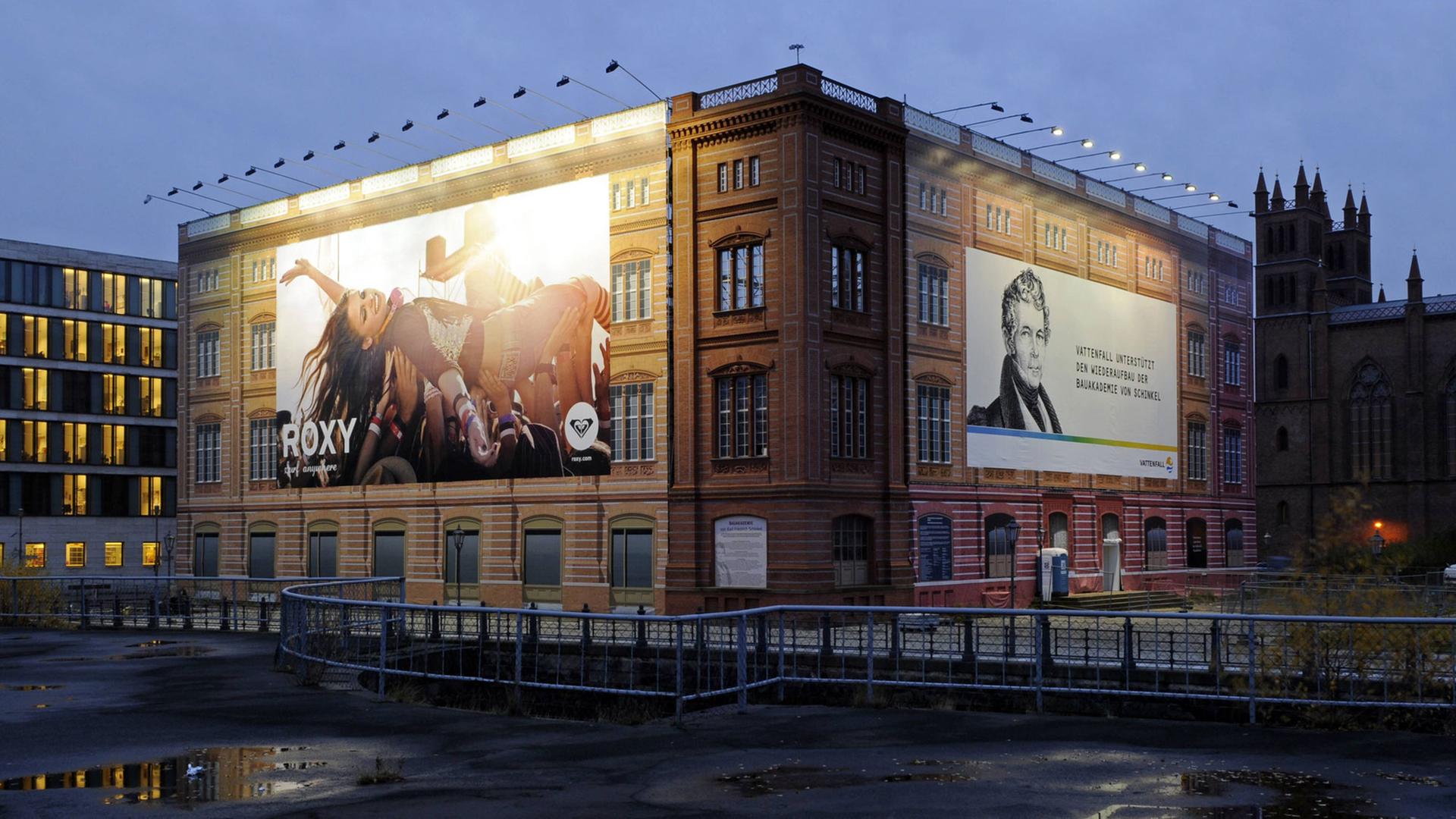 Attrappe der Bauakademie von Schinkel mit Werbeplakaten Attrappe der Bauakademie von Schinkel mit Werbeplakaten