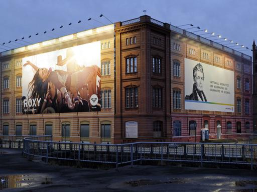 Attrappe der Bauakademie von Schinkel mit Werbeplakaten