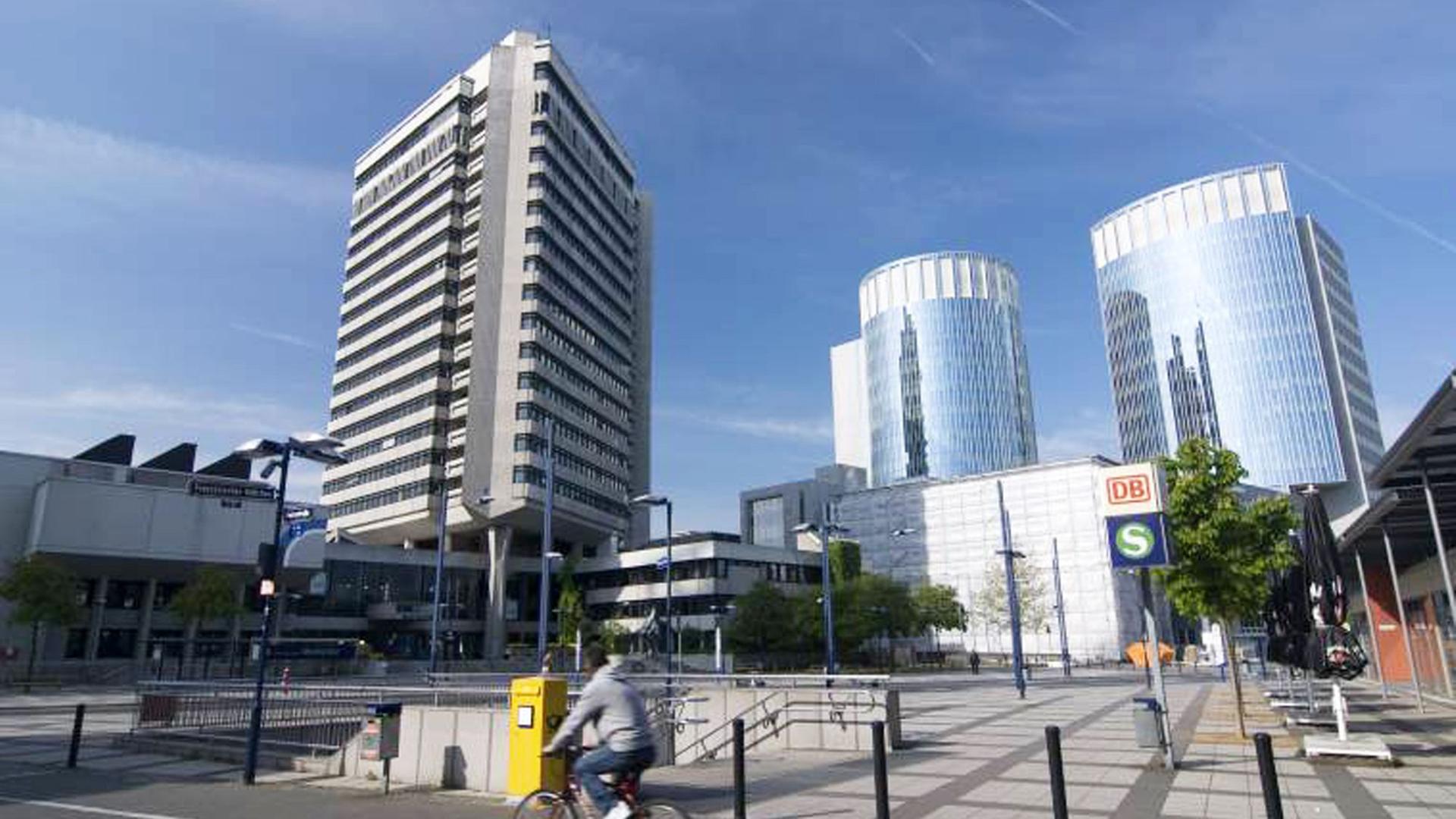 Das Rathaus (l) in Offenbach Das Rathaus (l) in Offenbach