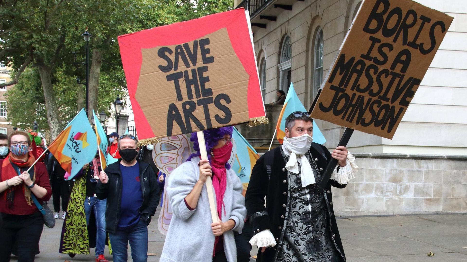 Kulturschaffende und Schauspieler demonstrieren für die Rettung der Theater in Londons West End. Kulturschaffende und Schauspieler demonstrieren für die Rettung der Theater in Londons West End.