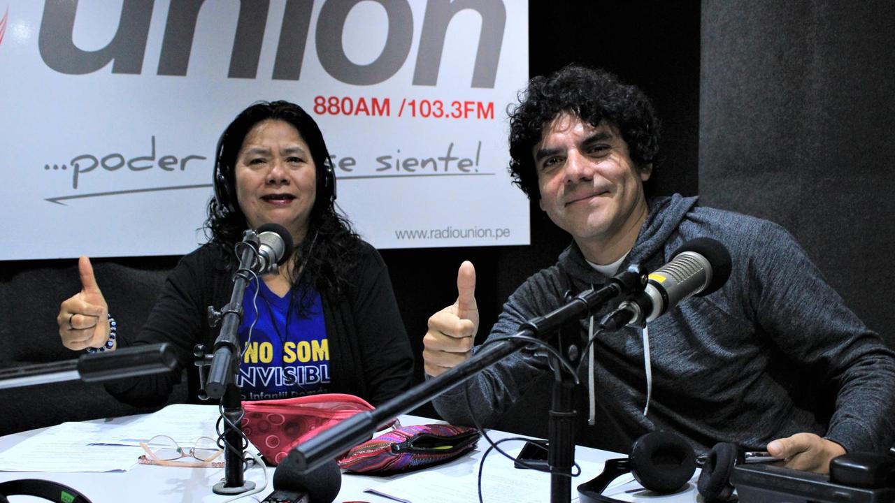 Lima, jeden Sonntag um 8 Uhr - Das Radio für Hausangestellte mit Sofía Mauricio und Carlos Ramírez. Lima, jeden Sonntag um 8 Uhr - Das Radio für Hausangestellte mit Sofía Mauricio und Carlos Ramírez.
