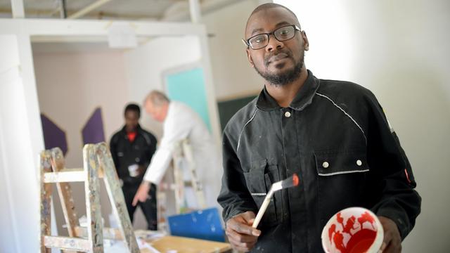 Nasir aus dem Niger arbeitet in Berlin beim Übungswerkstätten-Parkour der Kampagne "Arrivo".